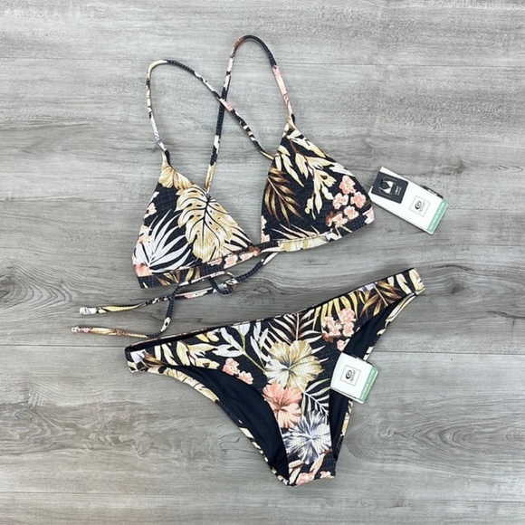 ☀️RIP CURL☀️ PARADISE CALLING
PARADISE CALLING CHEEKY BIKINI SET - Picture 3 of 13